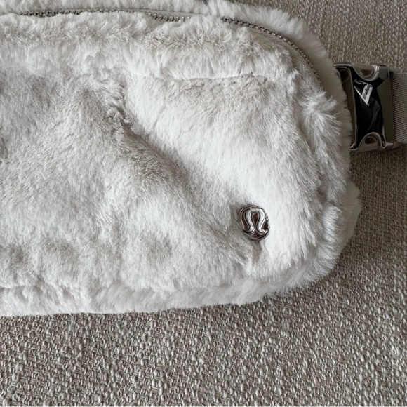 Lululemon Everywhere Belt Bag 1L NWT Bone/Silver - Picture 2 of 7